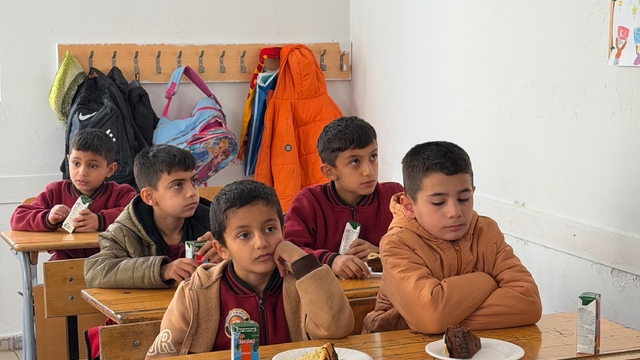 Sınırdaki öğrencilere pasta sürprizi