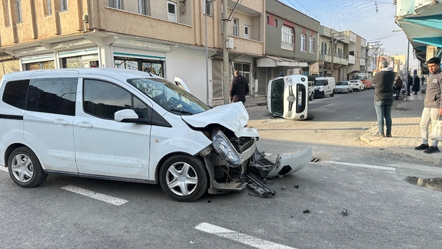 Şanlıurfa'da iki ticari araç çarpıştı, biri ters döndü