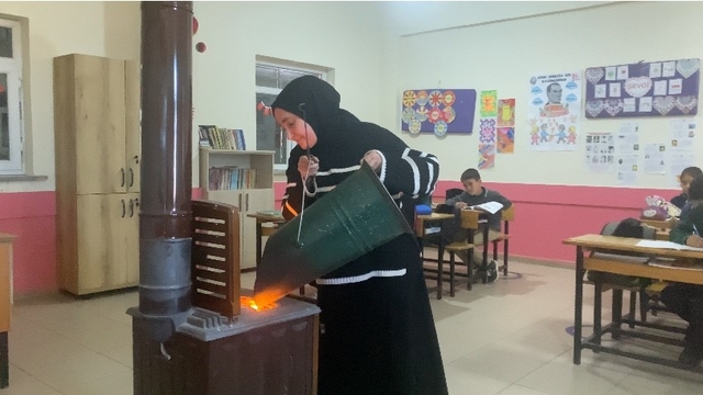 Kırsalın iki kadın öğretmeni zorluklara rağmen eğitimi omuzluyor