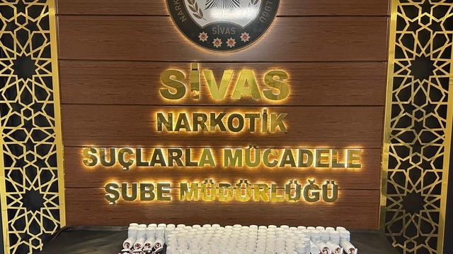 Sivas'ta gerçekleşen narkotik operasyonda 8 bin sentetik ecza ele geçirildi.