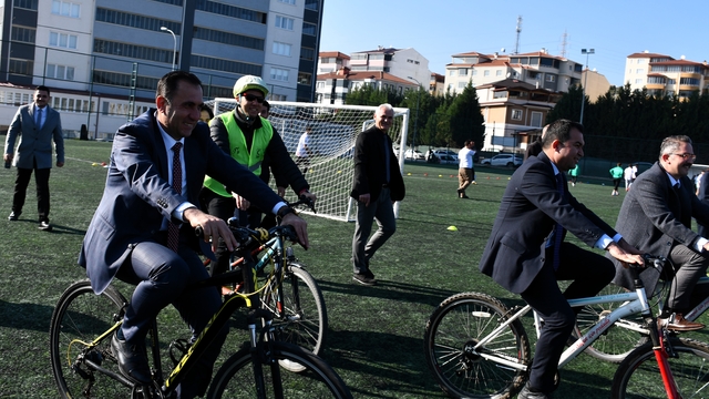 Görme engelliler pilot eşliğinde bisiklet kullandı