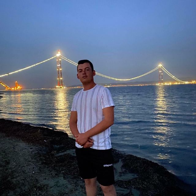 Ağaca çarpan otomobilin sürücüsü öldü