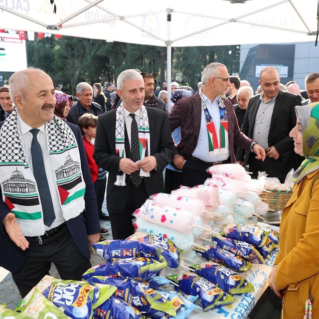 Kadınların el emeği ürünleri Filistinliler için satışa sunuldu