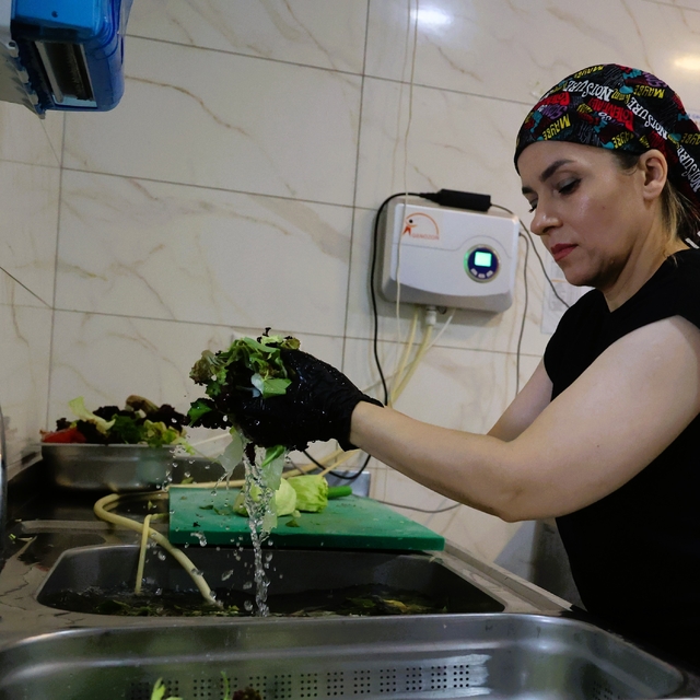 Büyükşehir EKDAĞ tesislerinde sebze ve meyveler ozonlu su ve gazla yıkanıyo...