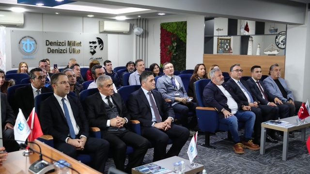 Aliağa Körfezi Mavi Dönüşüm Projesi tanıtıldı
Proje ile hayalet ağların temizlenmesi hedefleniyor