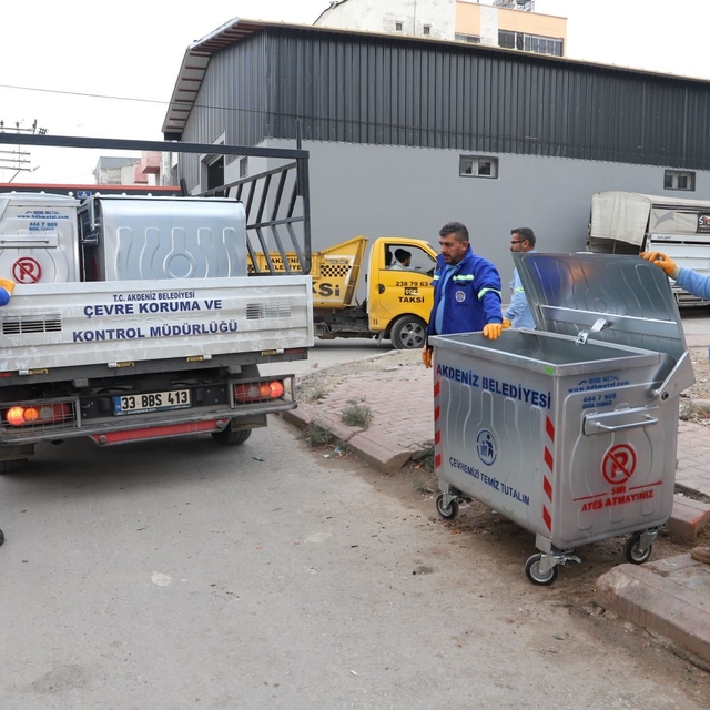 Akdeniz Belediyesi yeni çöp konteynerini mahallelere yerleştiriyor