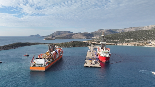 Türkiye'nin 6'ıncı sondaj gemisi Taşucu Limanı'na yanaştı
Dev geminin limana yanaşma anı dron ile görüntülendi