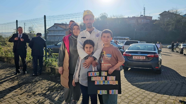 Madenden çıkıp okula koştular
Karaelmasın babaları, tüm yorgunluklarını evlatlarına sarılıp attı