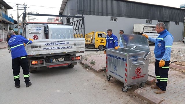 Akdeniz Belediyesi yeni çöp konteynerini mahallelere yerleştiriyor