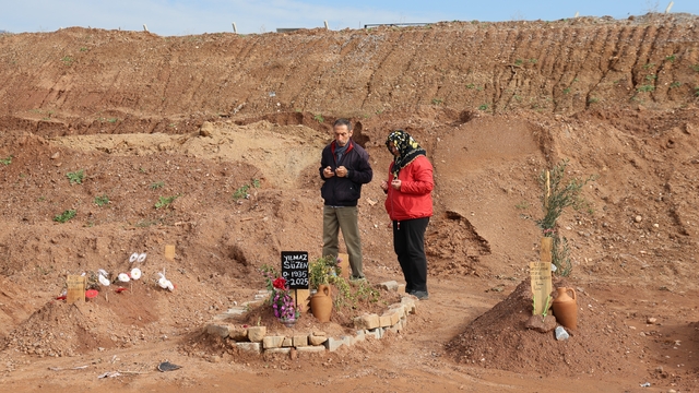 Efeler Belediyesi'nden hayat arkadaşını ve yakınlarını kaybedenlere kötü haber
Aynı anda ölmeyenlere yan yana mezar verilmiyor
70 yıl aynı yastığa baş koyan Süzen çiftinin yan yana gömülme isteği geri çevrildi