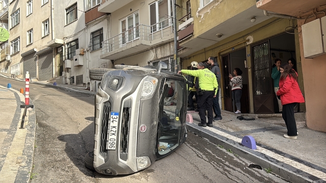 Kocaeli'de park halindeyken hareket eden hafif ticari araç apartmanın duvarına çarparak devrildi
