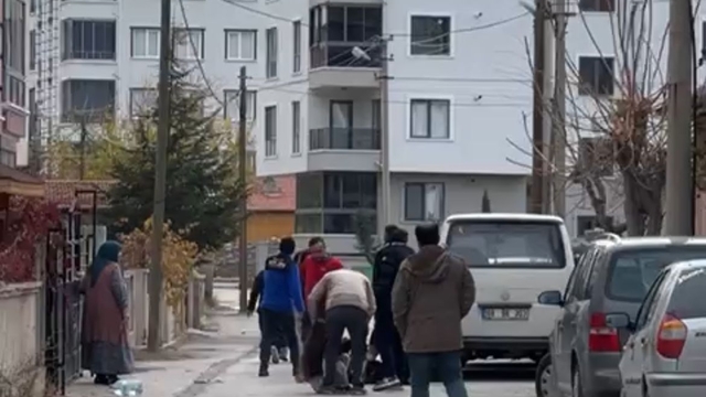 Kayınpederinin ağır yaraladığı damat, göğsündeki bıçakla hastaneye kaldırıldı