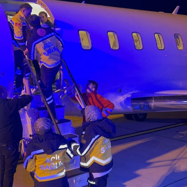 Kars'ta ambulans uçak 44 günlük bebek için havalandı