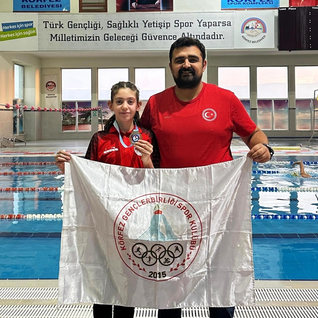 Körfezli yüzücü Trabzon'dan madalyayla döndü