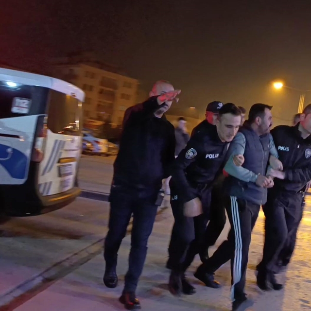 "Mahkeme beraat verdi, ben sizi rahat ettirir miyim" diyerek oğluna çarpan...