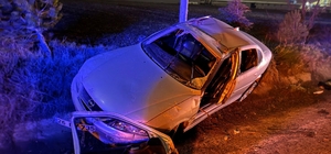 Taklalar atarak şarampole yuvarlanan aracın sürücüsü kazayı hafif sıyrıklar...