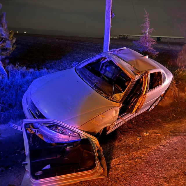 Taklalar atarak şarampole yuvarlanan aracın sürücüsü kazayı hafif sıyrıklar...