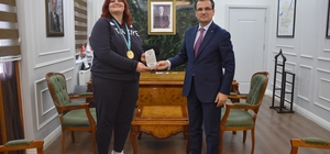 Kaymakam Güldoğan'dan şampiyon judocu Öztürk'e plaket