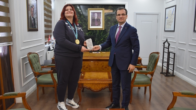 Kaymakam Güldoğan'dan şampiyon judocu Öztürk'e plaket