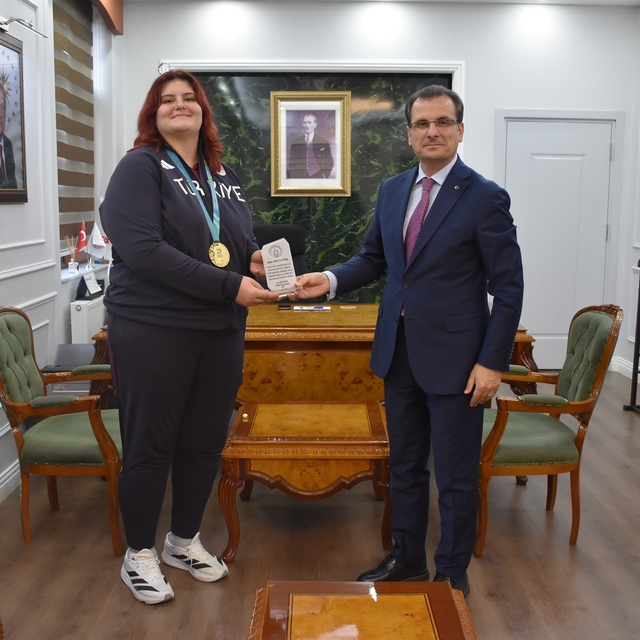 Kaymakam Güldoğan'dan şampiyon judocu Öztürk'e plaket