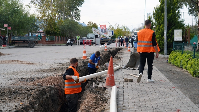 MUSKİ Köyceğiz merkezindeki içme suyu hatlarını yeniliyor
MUSKİ Genel Müdürlüğü, Köyceğiz merkez mahallelerde kullanım ömrünü tamamlayan ve sürekli arızalanarak uzun süreli kesintilere neden olan asbest içme suyu hatlarını yeniliyor.