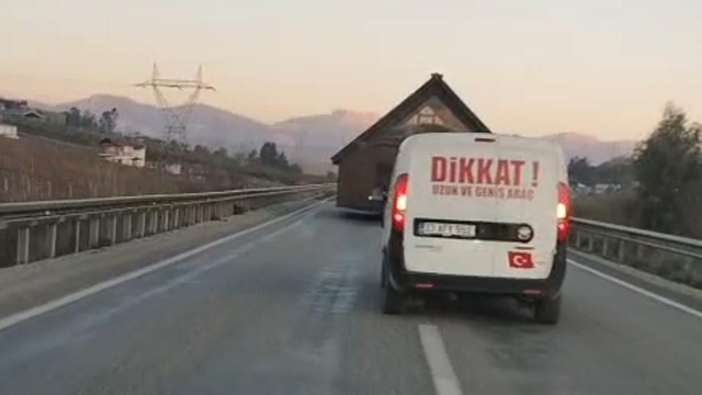 Adana'da prefabrik ev taşıyan TIR, trafiği kilitledi