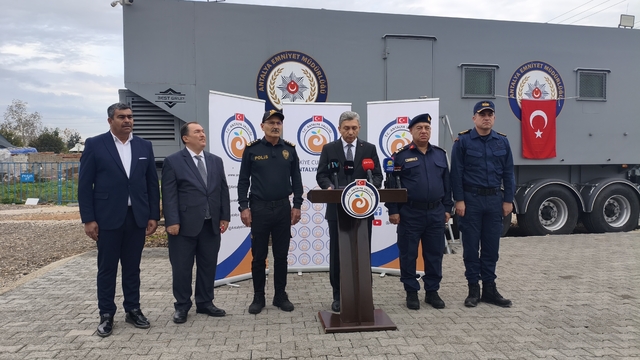 Antalya Valisi Hulusi Şahin: "Uyuşturucuya talep olduğu müddetçe her zaman arz filizlenir"
"Her şey bitti diyebilir miyiz, söz konusu bile değil. Torbacılık bu işin bir bölümü zaten, bunun daha büyük bölümleri var"
"Zeytinköy'de kentsel dönüşüm ile alakalı işler yapılması lazım. Burada imar faaliyetleri gerekiyor"
"Bu konuda paydaş kurumlarımızla çalışıyoruz ve tüm binaların yıkılması lazım. Çalışmalarımız devam ediyor"
"Kolay bir şey değil, imar problemleri var. Mülkiyet sorunları var. Parçalı bir mülkiyet yapısı var"