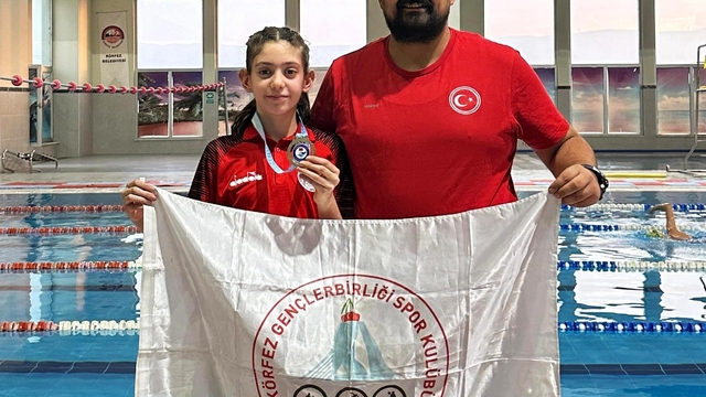 Körfezli yüzücü Trabzon'dan madalyayla döndü