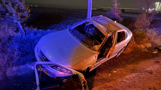 Taklalar atarak şarampole yuvarlanan aracın sürücüsü kazayı hafif sıyrıklarla atlattı