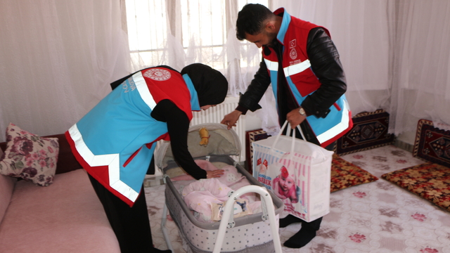 Karlıova'da yeni doğan bebeklere "hoş geldin" hediyesi