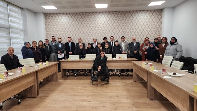 Kütahya'da engellilere tekerlekli sandalye desteği verildi