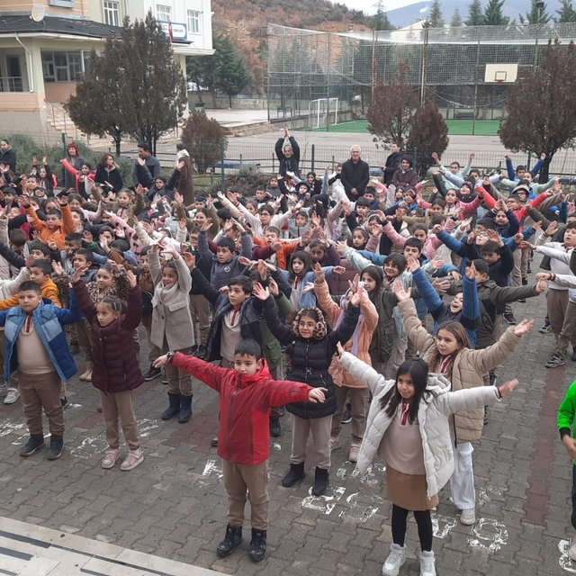 Tunceli'de minikler, derse sporla hazırlandı