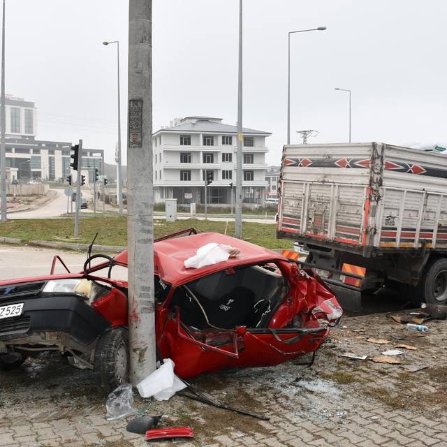 Kamyonun çarptığı Tofaş kağıt gibi katlandı: 4 yaralı