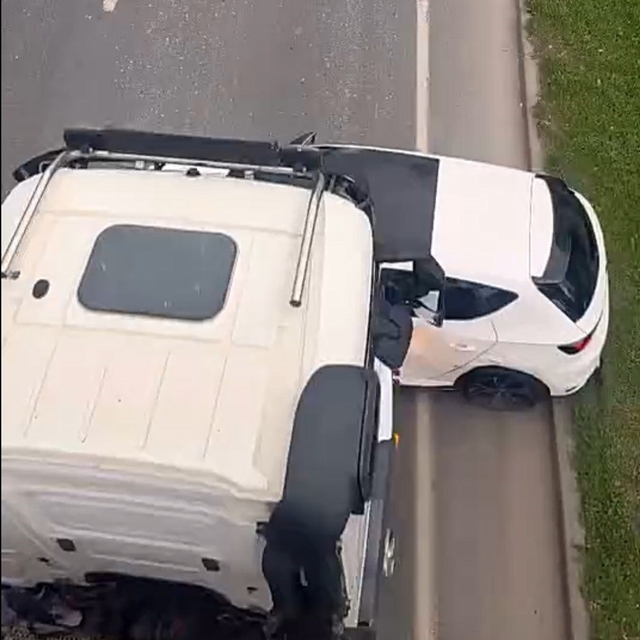 Hafriyat kamyonu, önüne aldığı otomobili 100 metre sürükledi