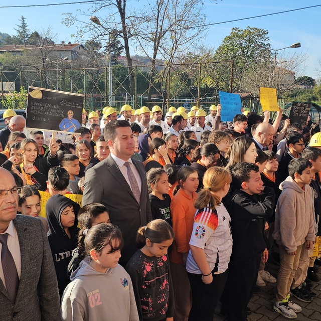 Madenciler, okulda çocuklarını ziyaret etti