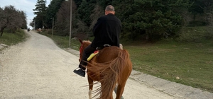Bindiği at, huysuzlanıp koşmaya başlayınca panik yaşadı; o anlar kamerada