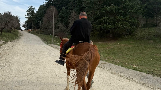 Bindiği at, huysuzlanıp koşmaya başlayınca panik yaşadı; o anlar kamerada