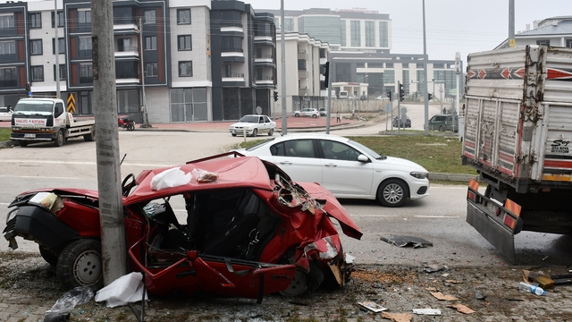 Samsun'da kamyon ile otomobilin çarpıştığı kazada 4 kişi yaralandı