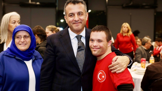 Samsun'da kimse, 'kimsesiz' bırakılmadı: İhtiyaç sahiplerine 170 milyon TL'lik nakdi yardım
Samsun Büyükşehir Belediye Başkanı Halit Doğan:
"Yardımları koli olarak değil, nakdi yapıyoruz"
"Yaşlı ve engelliler, aile fertlerinin ihtiyacına göre Hamidiye Yaşam Merkezi'nde misafir edilecek"