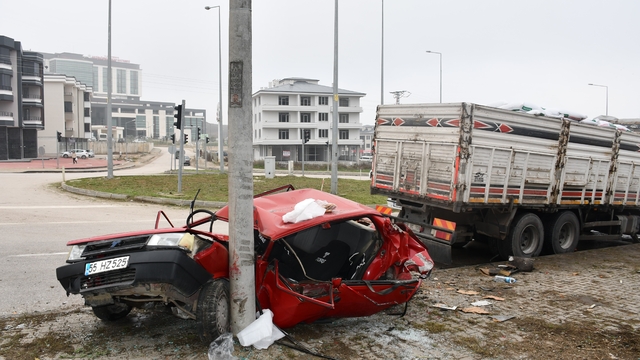 Kamyonun çarptığı Tofaş kağıt gibi katlandı: 4 yaralı