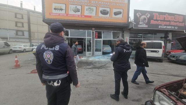 Aracın LPG tankı patladı: 3 yaralı