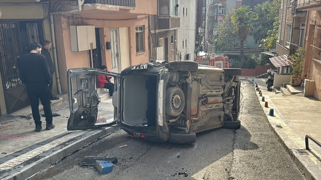 Park halindeyken hareket eden hafif ticari araç, duvara çarpıp devrildi