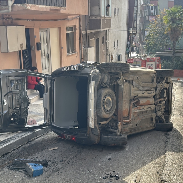 Park halindeyken hareket eden hafif ticari araç, duvara çarpıp devrildi