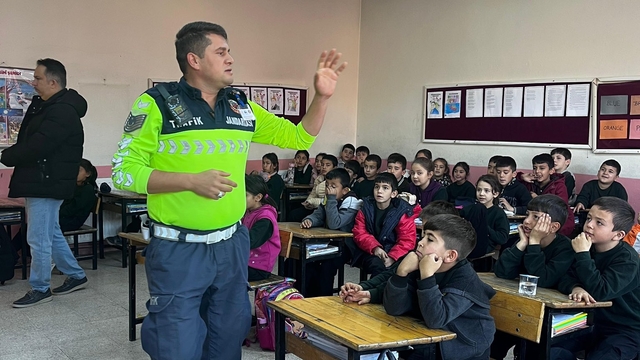 Pozantı'da öğrencilere trafik eğitimi verildi