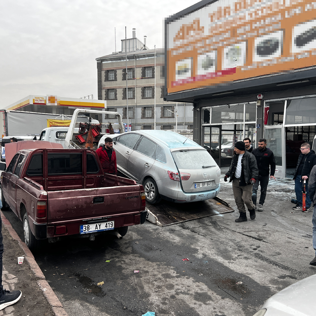 Kayseri'de otomobilin LPG tankı patladı: 3 yaralı
