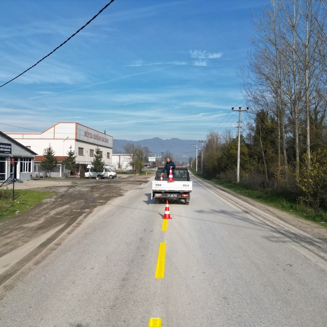 Güvenli ulaşım için Çilimli'de yol çizgileri yenileniyor