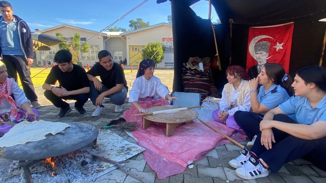 Aksu'da ders zili Yörük Çadırında çaldı
Kız öğrenciler yufka açıp sacda ekmek pişirdi erkek öğrenciler kepenekleri giyerek kültürün bir parçası oldu
Öğretmenler yörük kadınlarıyla birlikte kirmen eğirerek dokuma yaptı.
Aksu'da Yörük Çadırı kuruldu, okul bir günlüğüne obaya döndü