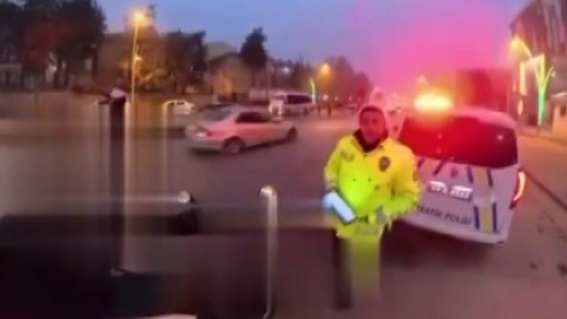 Muş'ta üşüyen kuryeye eldivenini veren polis gönülleri ısıttı