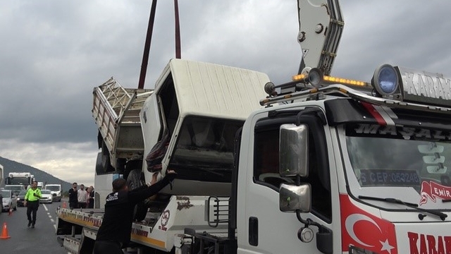 Kamyonetle yolcu otobüsü çarpıştı: 2 yaralı