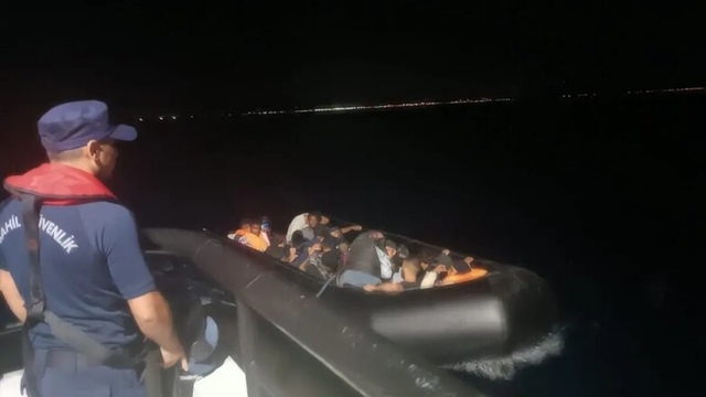 Ayvalık'ta 23 göçmen sahil güvenlik ekiplerinden kaçamadı